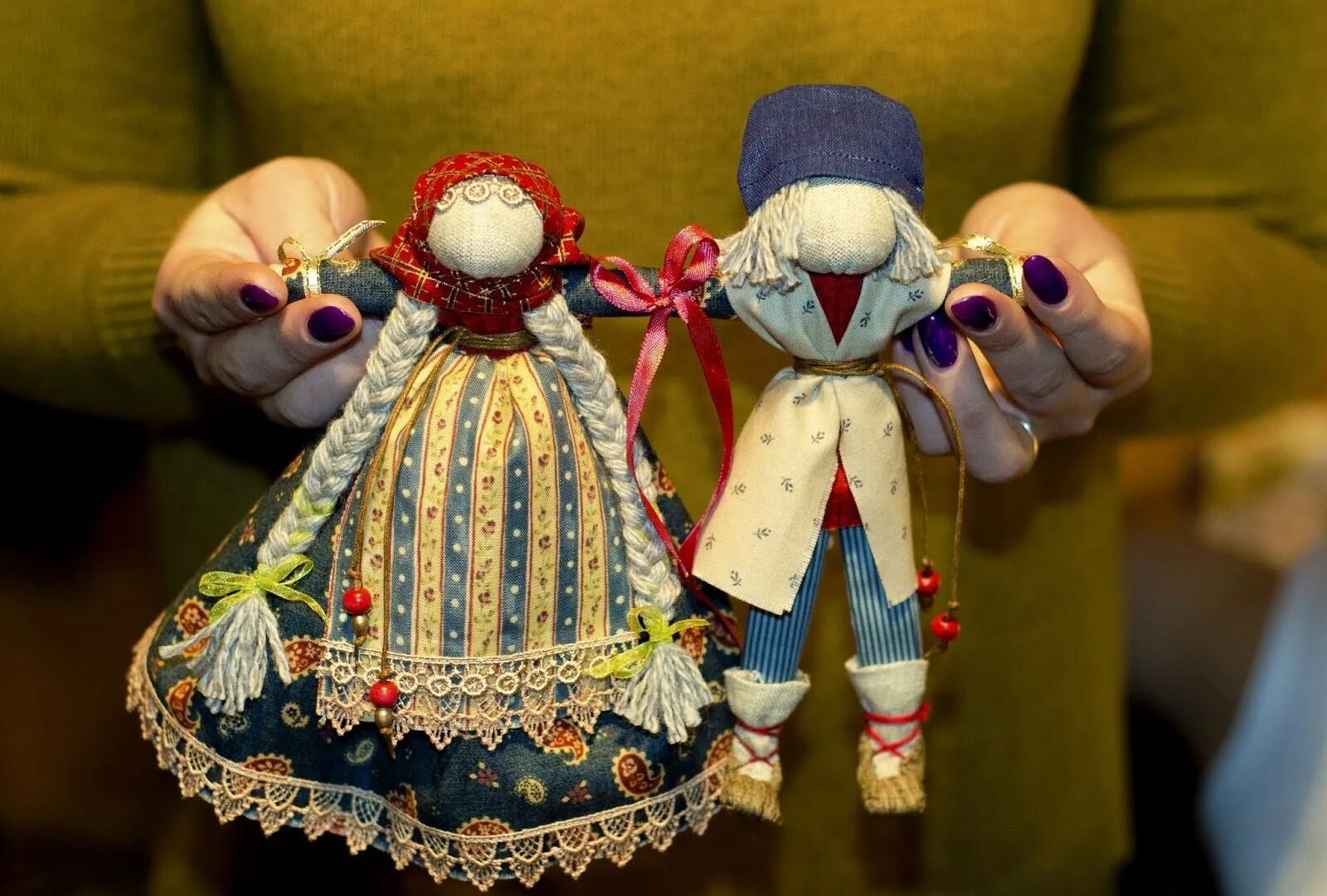 Обереги из ткани мастер класс. Кукла оберег Манилка мастер класс. Метлушка кукла оберег. Народная тряпичная кукла. Народные куклы из ткани.