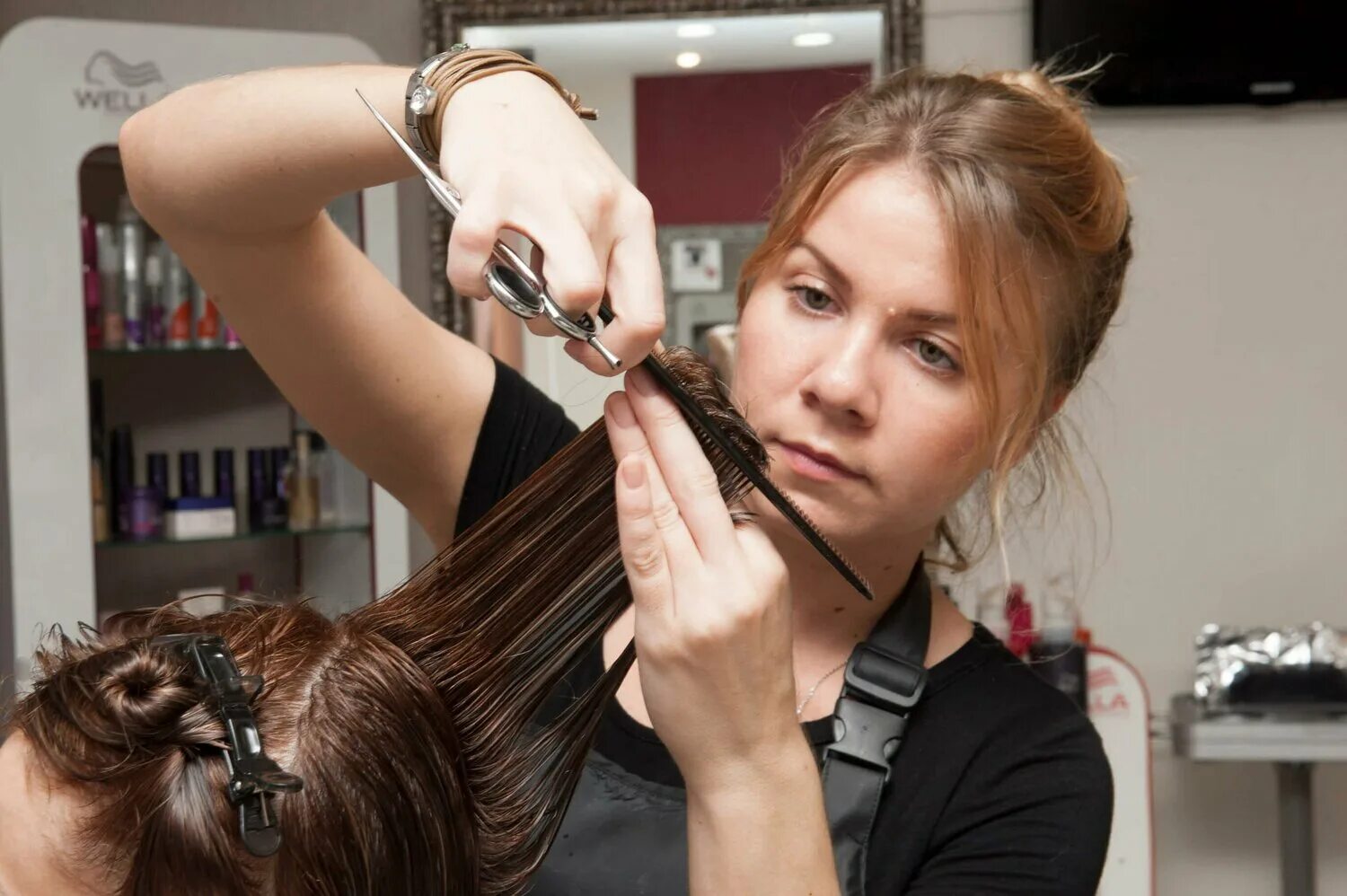 В парикмахерской работают два мастера. Окрашивание волос парикмахер. В парикмахерской работают два мастера. Женская стрижка в салоне. Салон красоты девушка.