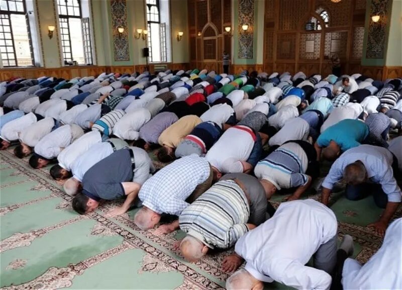 Ид намаз. Мусульмане молятся в мечети. Джамаат в мечети. Люди в мечети. Совершение намаза в мечети.