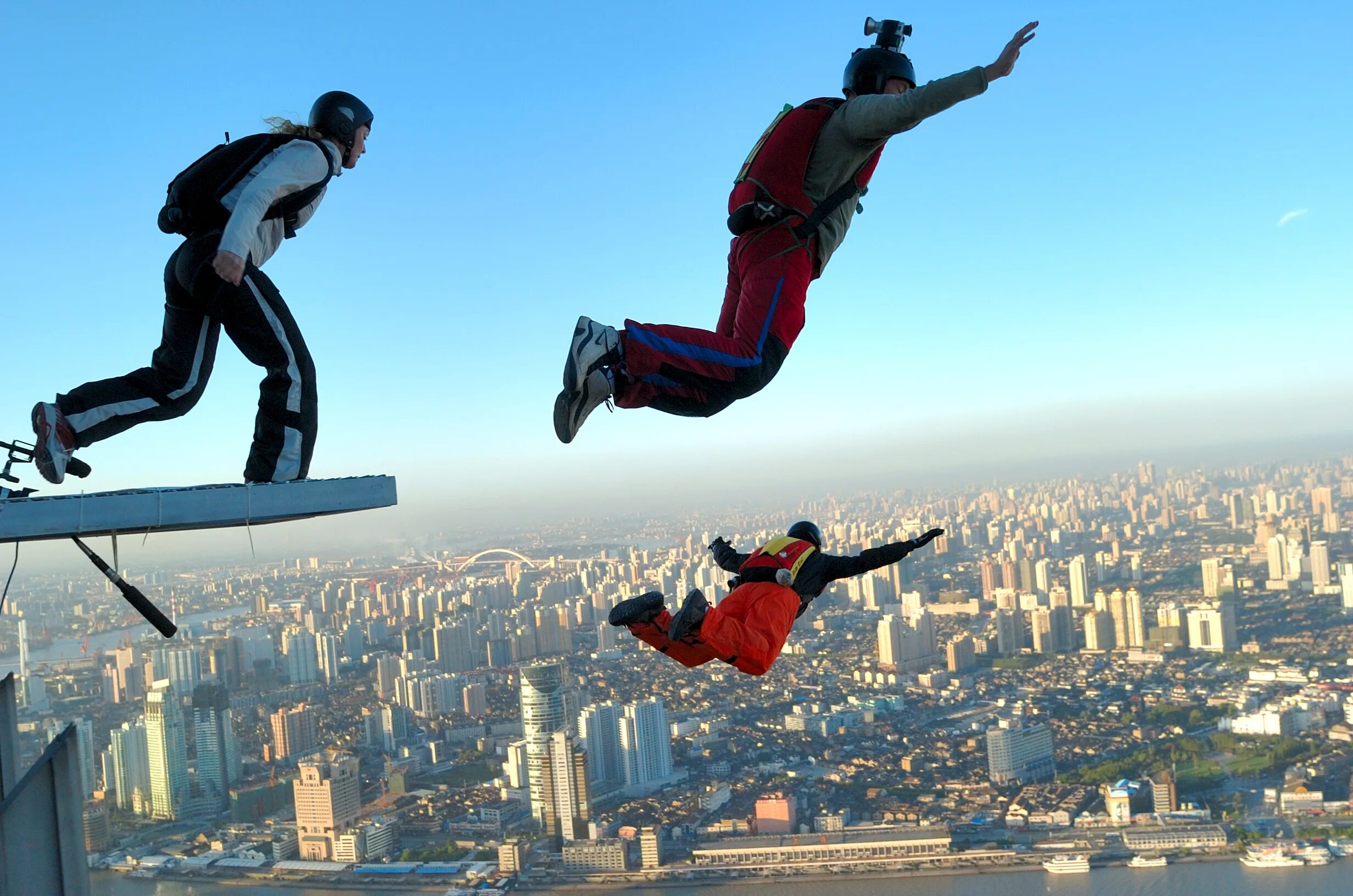 First jump. Бейсджампинг. Бейскламбинг и бейсджампинг. Экстремальный спорт. Экстремальный спорт бейсджампинг.