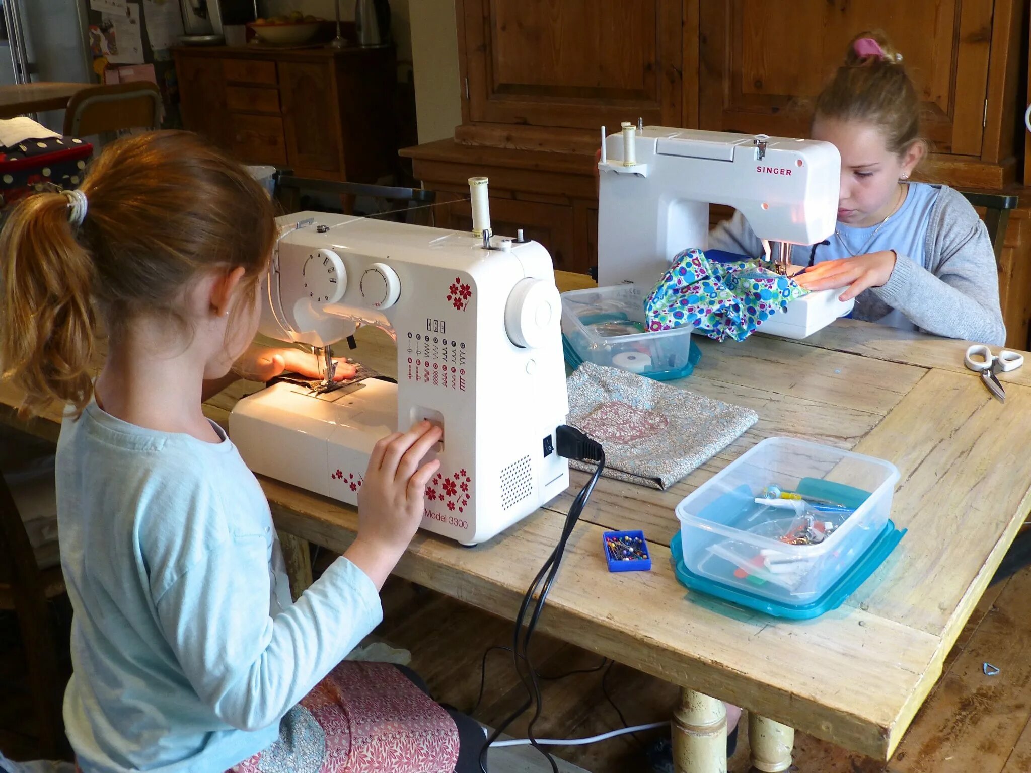 Children of machine. Детская швейная машинка Sartorius. Janome Sew Mini Deluxe. Детская швейная машинка Sewing. Детские Швейные машинки которые шьют.