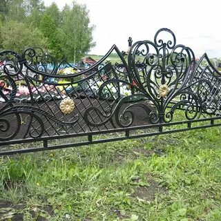 Красивая оградка на кладбище