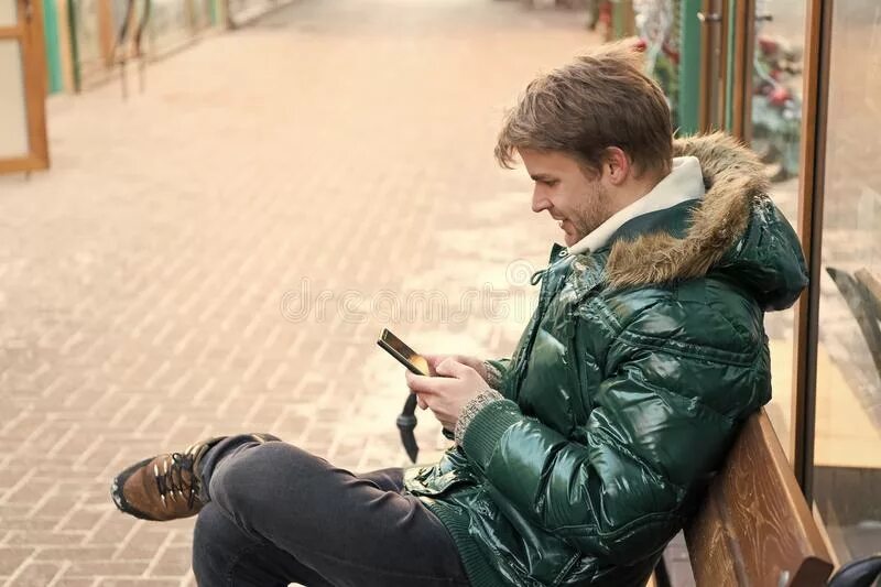 Человек в меховом капюшоне. Пуховики мужские menswear vogue trend. Куртка пилот b3 кожаная. Кожаная куртка с мехом мужская. Зимняя одежда для мужчин.