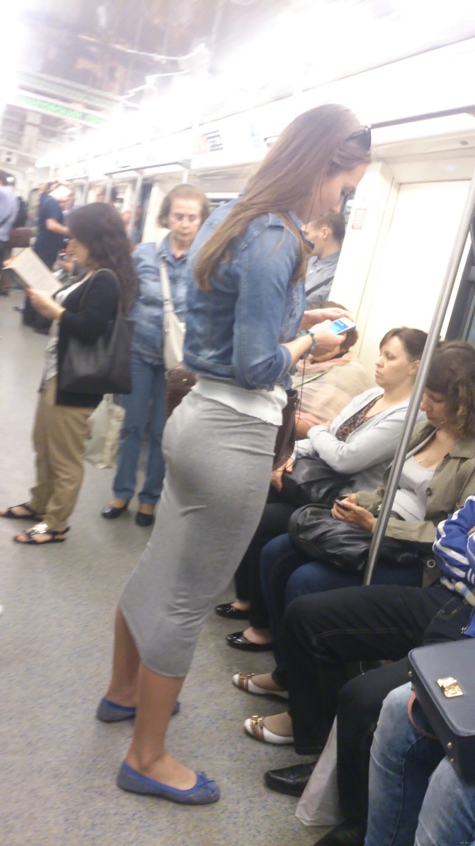 Лапает девушек в метро. Девушки в транспорте. Красотки в общественном транспорте. Красивые женщины в общественном транспорте.