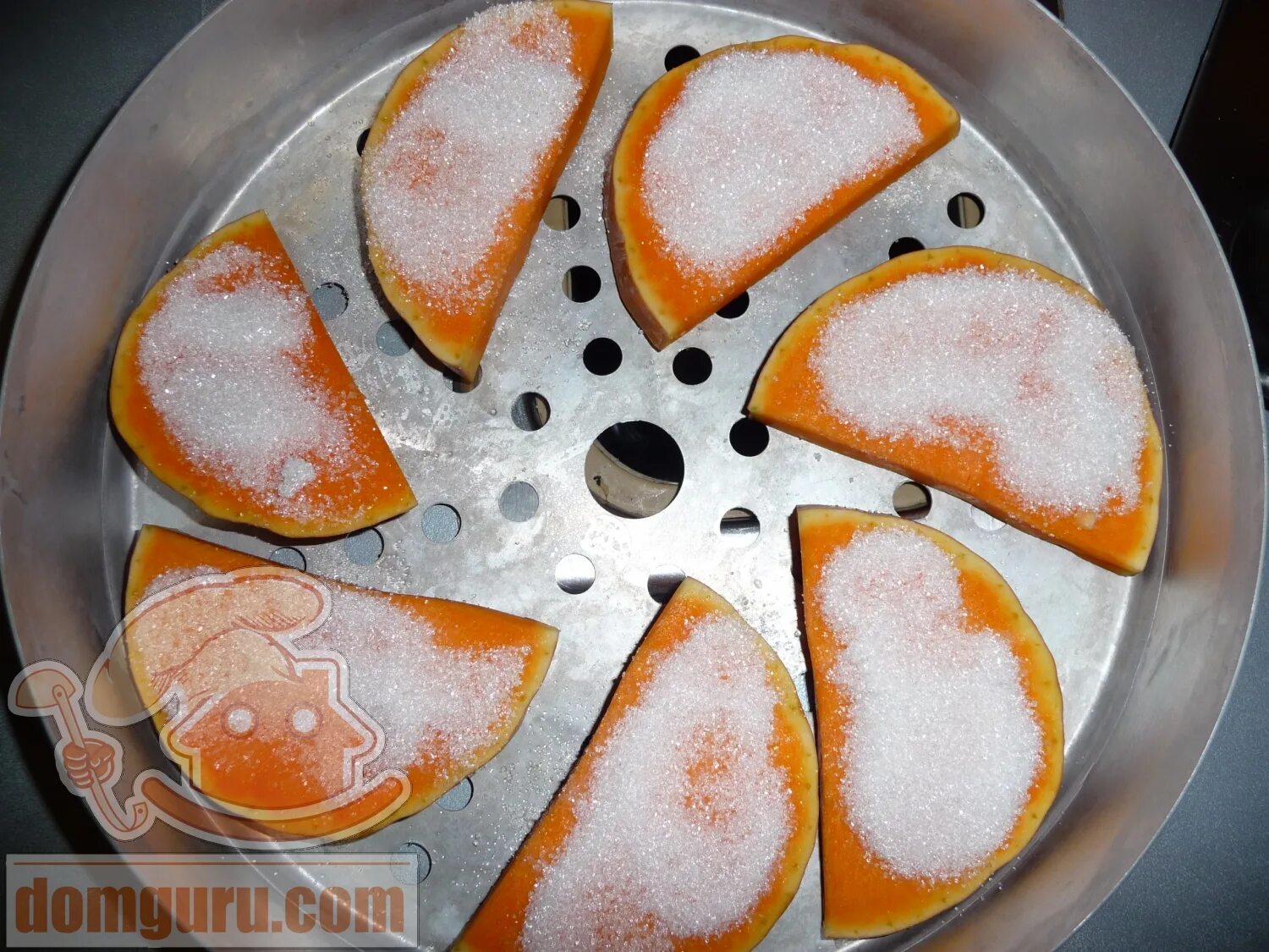 Тыква в кастрюле кусочками. Тыква в духовке кусочками. Сколько готовится тыква в пароварке. Пареная тыква в кастрюле. Кастрюля тыква.