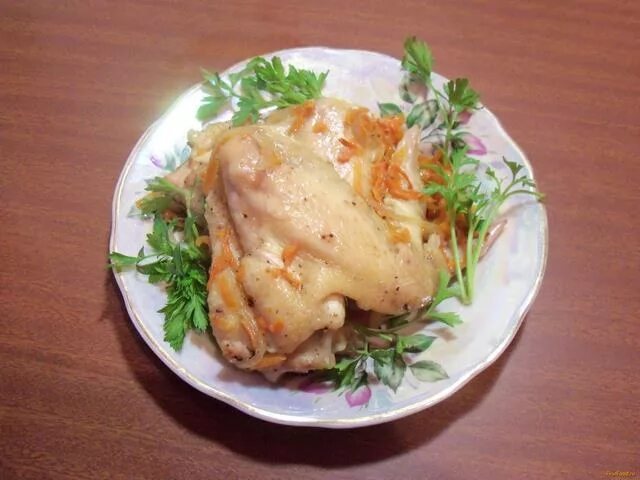 Курица в томатном соусе в духовке. Тушеные куриные крылышки. Тушеные куриные крылья. Тушим куриные крылышки. Курочка чахохбили.