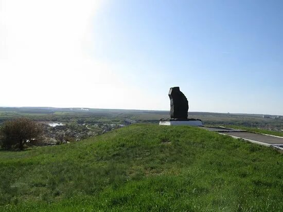 Памятник игоревой рати в белой калитве. Караул гора в белой калитве. Белая калитва воинам игоревой рати. Белая калитва камень на караул горе. Памятник игоревой рати в белой калитве.