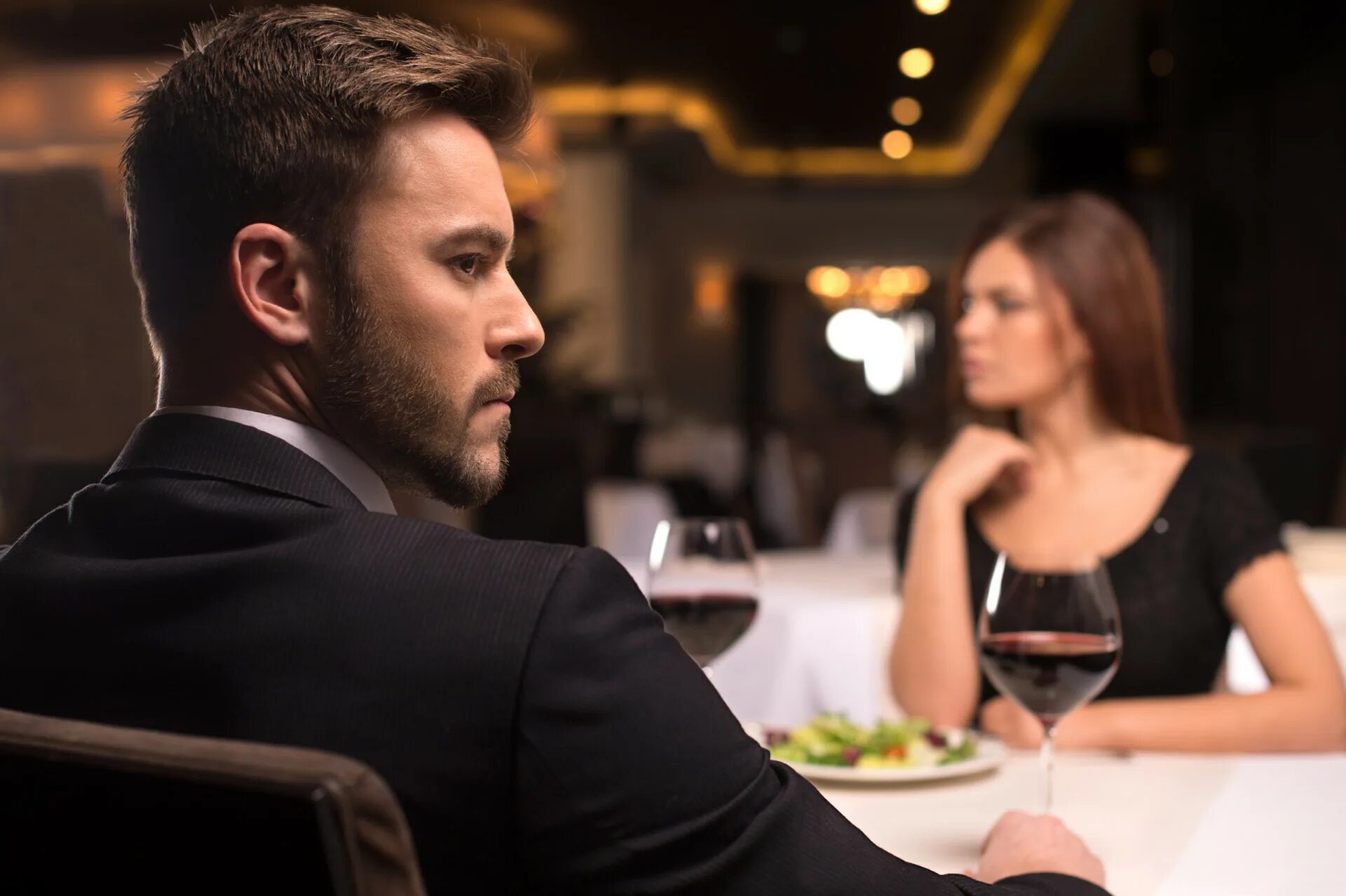 Свидание. Мужчина и женщина в ресторане. Мужчина приглашает девушку в ресторан. Мужчина и женщина в кафе.