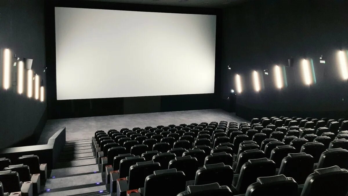 Кинотеатр 3 минут. Зал 3 Dolby Atmos Синема Холл. Кинотеатр атмосфера зал Атмос. Кинотеатр фон. Пустой зал кинотеатра.