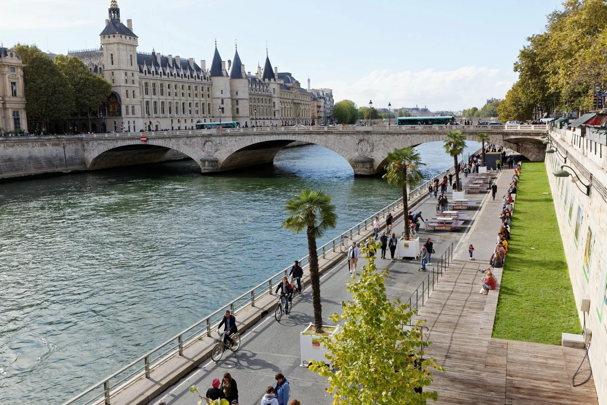 Seine река во Франции. Река сена во Франции. Река сена в Париже. Правый берег Сены в Париже. Речка сена