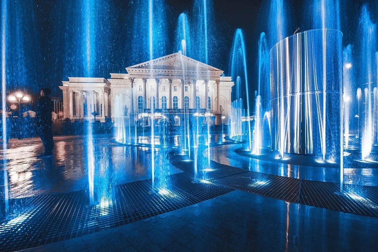 Luminary тюмень. Драматический театр тюмень фонтан. поющие фонтаны тюмень. тюмень фонтан около драмтеатра. тюмень площадь 400 летия поющие фонтаны.