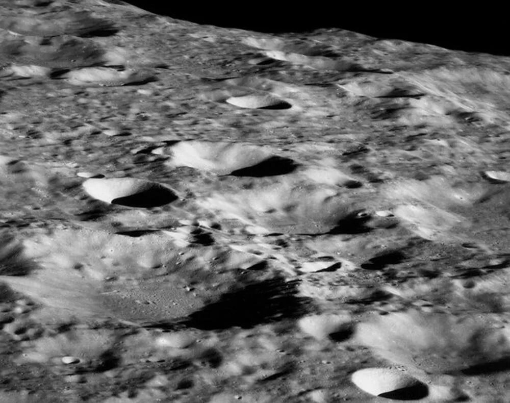 Дедал (лунный кратер). Кратер Аполлон на Луне. Поверхность Луны кратеры. Кратер Эрмит Луна. Стоя на поверхности луны