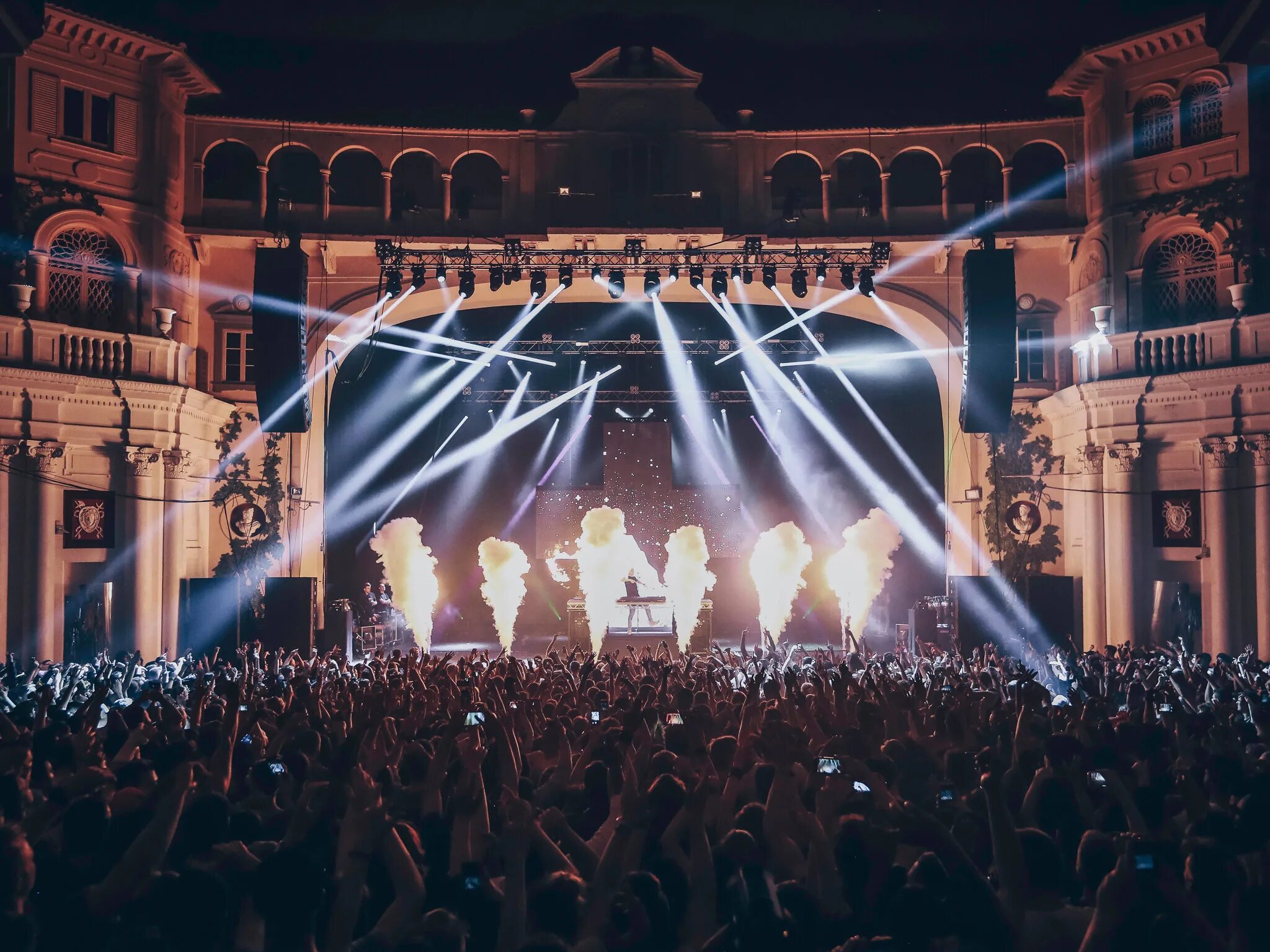 Netsky - iron heart. Сцена концерт. Тесла плейс шоссе энтузиастов 5. Мюзикл оклахома 1943. Musical place.