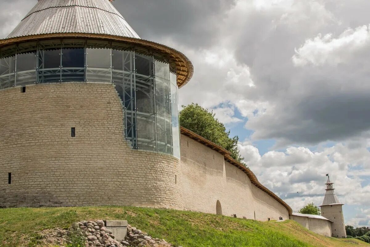 Церковь космы и дамиана с примостья псков. Псков отреставрированная башня. Псков реставрация. Псковский кремль варлаамовская башня. Псков реставрация.