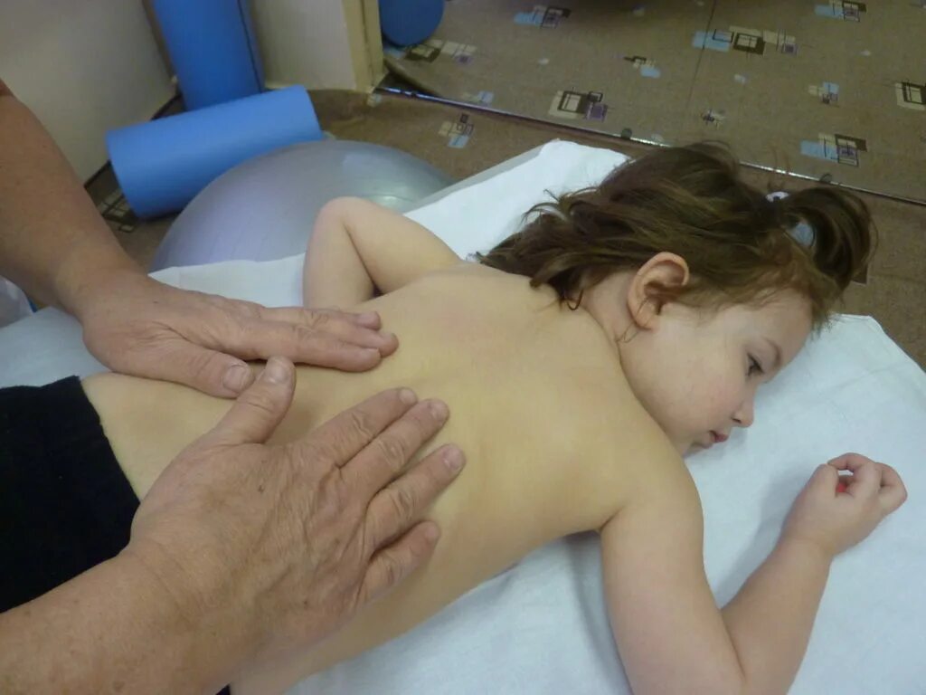 После массажа грудного. Дренажный массаж грудной клетки для детей. Вибрационный массаж грудной. Дренажный массаж для грудного ребенка. Массаж грудной клетки ребенку.