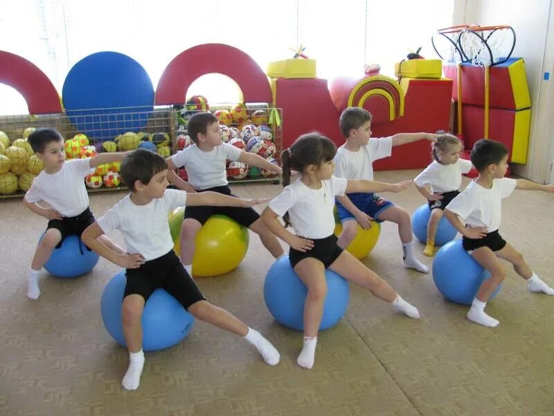 Упражнения на фитболах для детей. Фитбол гимнастика. Аэробика для детей. Фитбол в доу. Фитбол в детском саду.