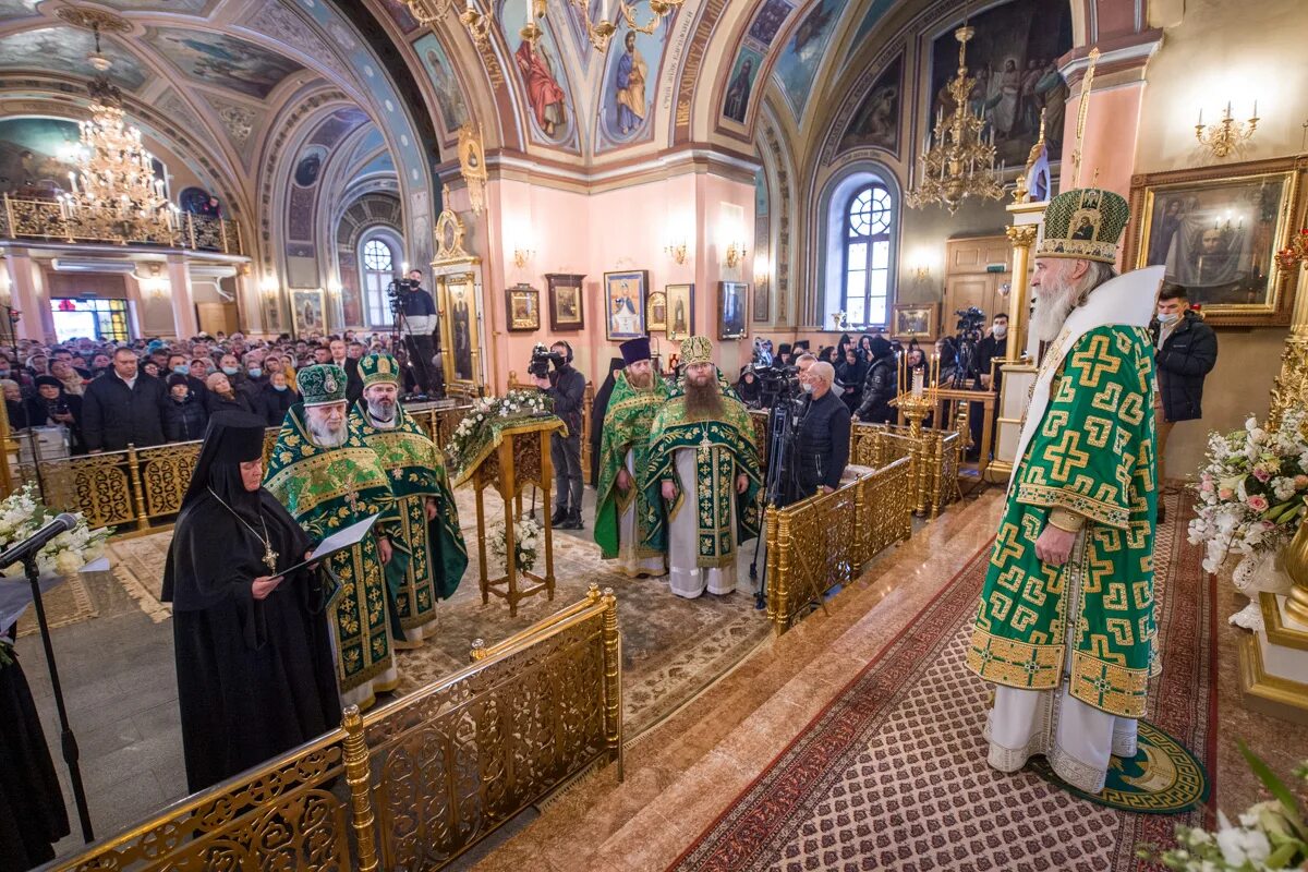 Матрена мощи в москве адрес. Покровский женский монастырь Святой Матроны. Мощи Матроны в Москве Покровский монастырь. Священнослужители Покровского монастыря в Москве. Ставропигиальный монастырь Матроны Московской мощи.