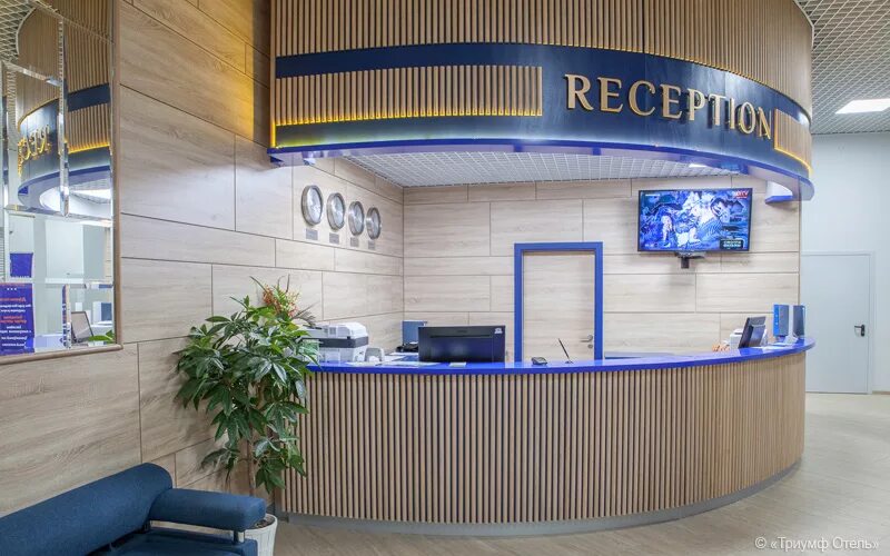 Reception перевод. Стойка администратора в гостинице. Отель стойка регистрации. Стойка рецепции отель. Стойка ресепшн в гостинице.