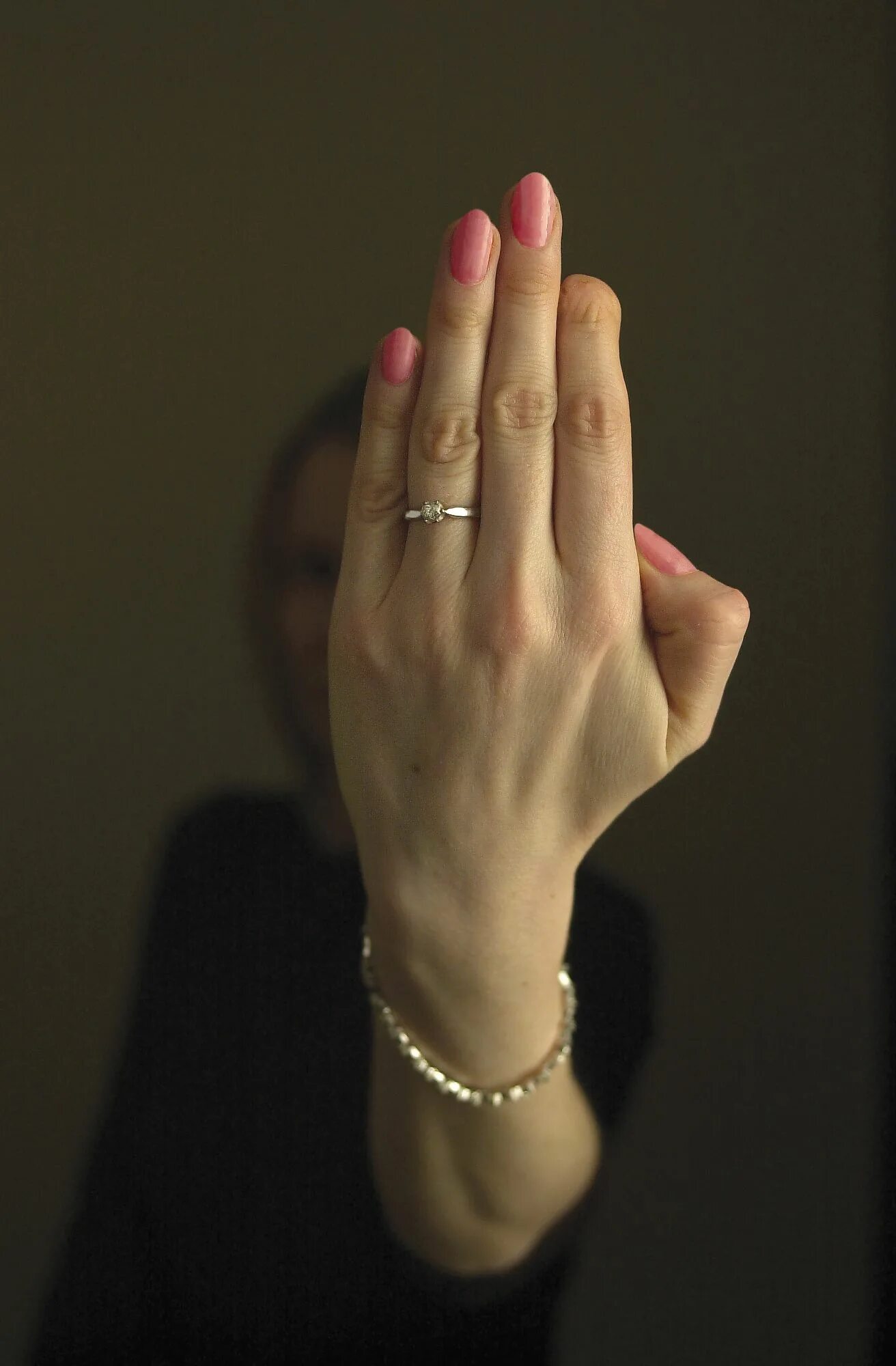 Женские пальцы. Человек показывает два пальца. Женские руки без маникюра. Женщину пальцами видео. Кольцо шахиня.