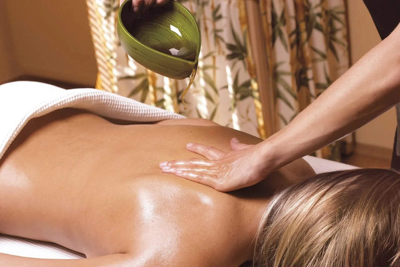 Oil massage videos. Абхьянга массаж. Масляный массаж. Масло для массажа. Массаж для женщин.
