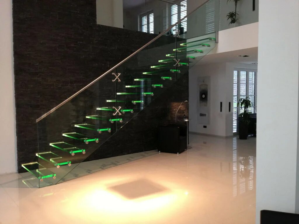 Синие перила. Stairslight автоматическая подсветка лестниц. стеклянная лестница с подсветкой. перила с подсветкой. перила с подсветкой для лестниц.