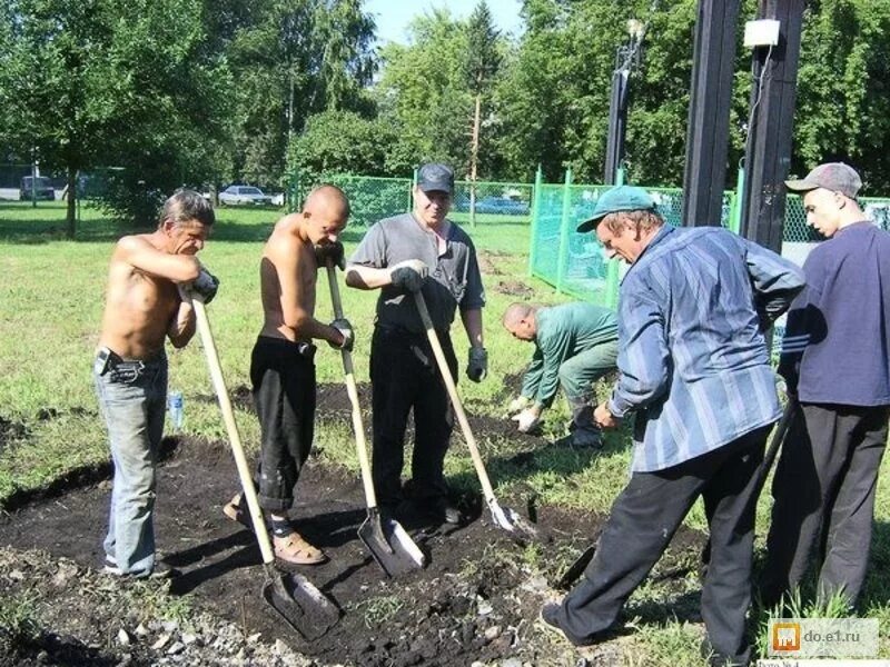 Подсобные рабочие брянск. Подсобный рабочий. землекопы разнорабочие. рабочие копка. землекоп рабочий.