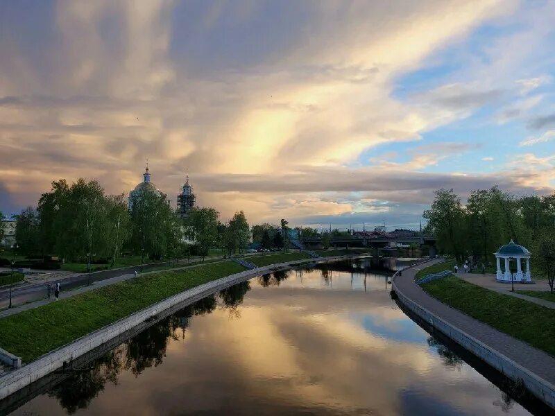 город орёл вечером. белые ночи орел. набережная в орле ночью. улица ленина город орел вечерняя. кафе белые ночи.