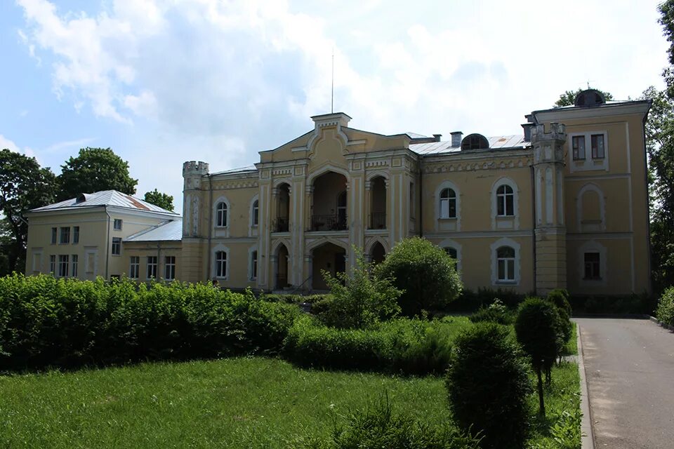 Усадьбы под минском минск. Прилукский дворцово-парковый комплекс Чапских. Дворец Чапских в Прилуках. Усадьба гуттен-Чапских. Усадебно-парковый комплекс Чапских усадьбы Белоруссии.