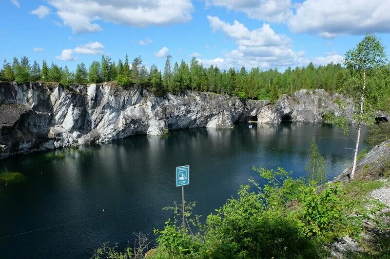 Жилье в карелии рускеала. Рускеальские водопады мраморный каньон. Горный парк рускеала в октябре. Жилье в карелии рускеала. Рускеала скалы.