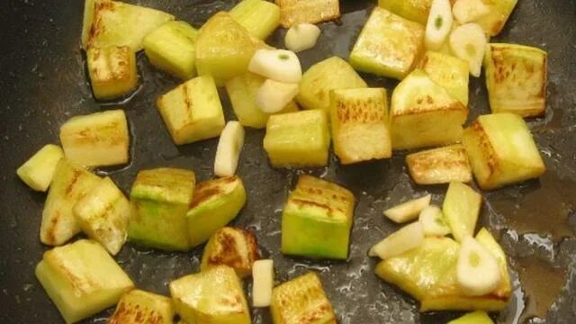 Кабачковая икра кубиками. Кабачки жареные кубиками рецепт. Жареные кабачки кубиками. Жарить кабачок кубиками. Жареные кабачки кубиками на сковороде.