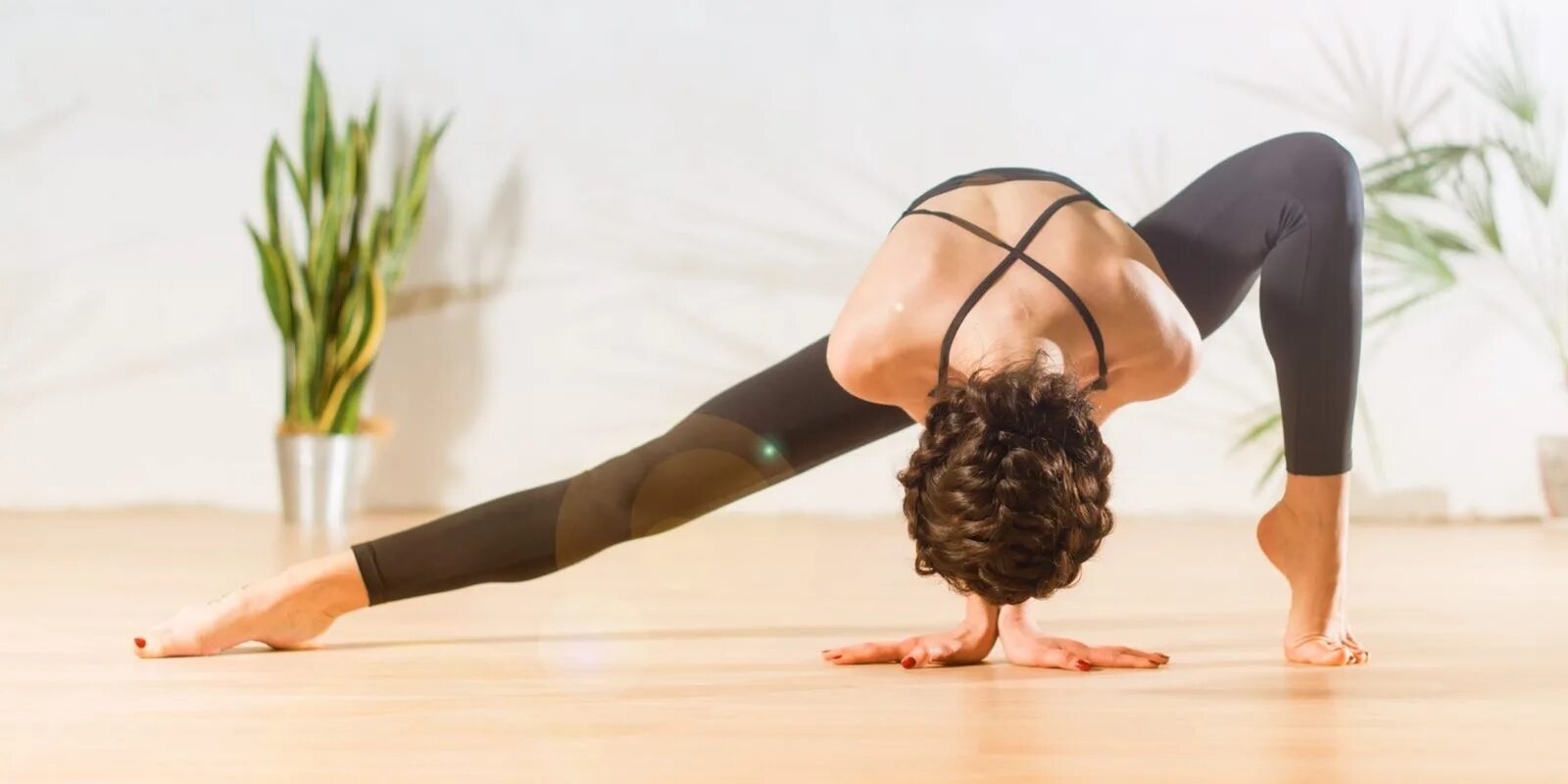 Up2yoga. Медитация на одной ноге. Up2yoga. Йога фото девушек. Йога групповые занятия.