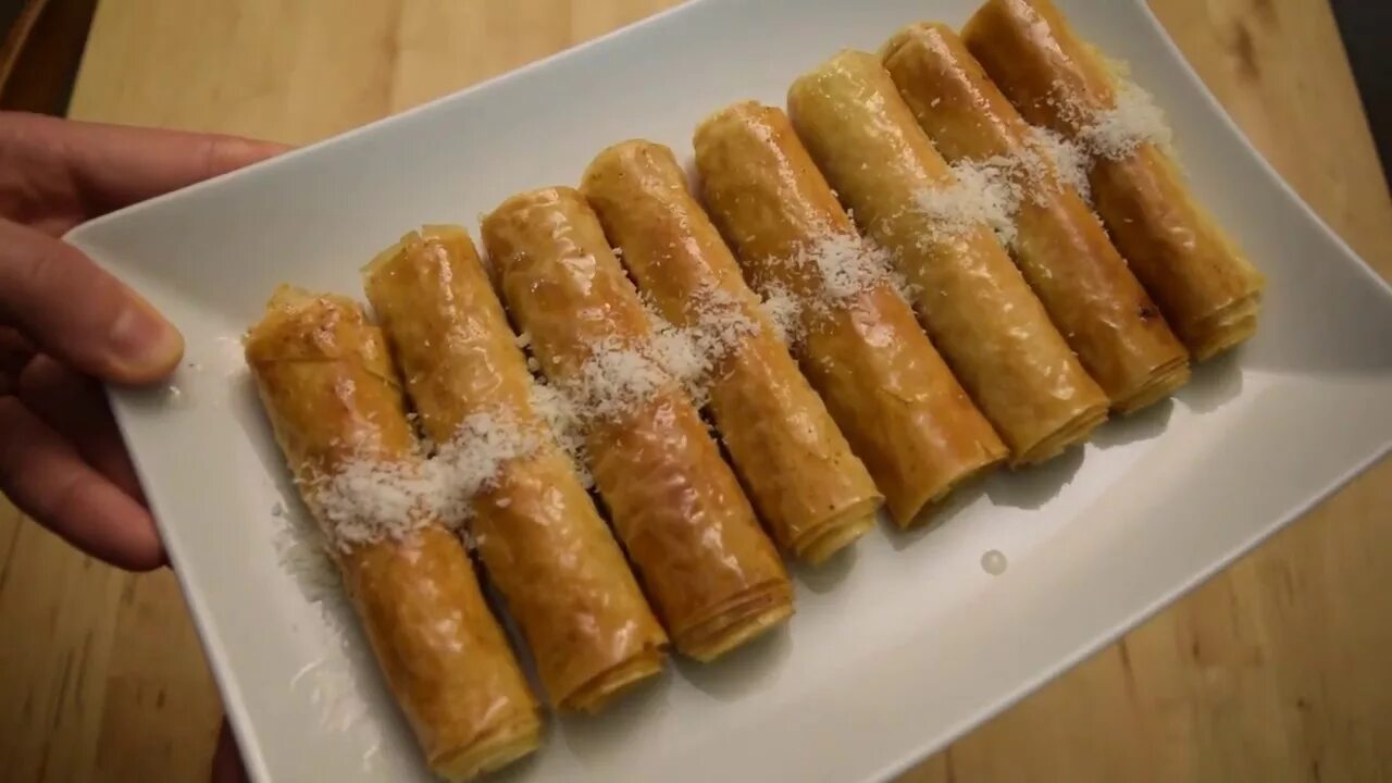 Пахлава бакинская с грецким орехом. Карабахская пахлава. Пахлава бакинская. Пахлава с кокосовой стружкой. Пахлава с кокосовой стружкой.