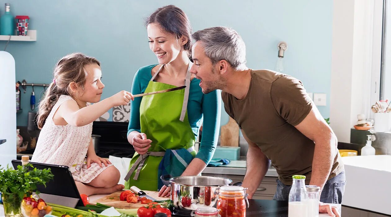 Leave the kitchen. Счастливая семья на кухне. Семейная кухня. Мама с дочкой готовят. A Family Cooking in the Kitchen.