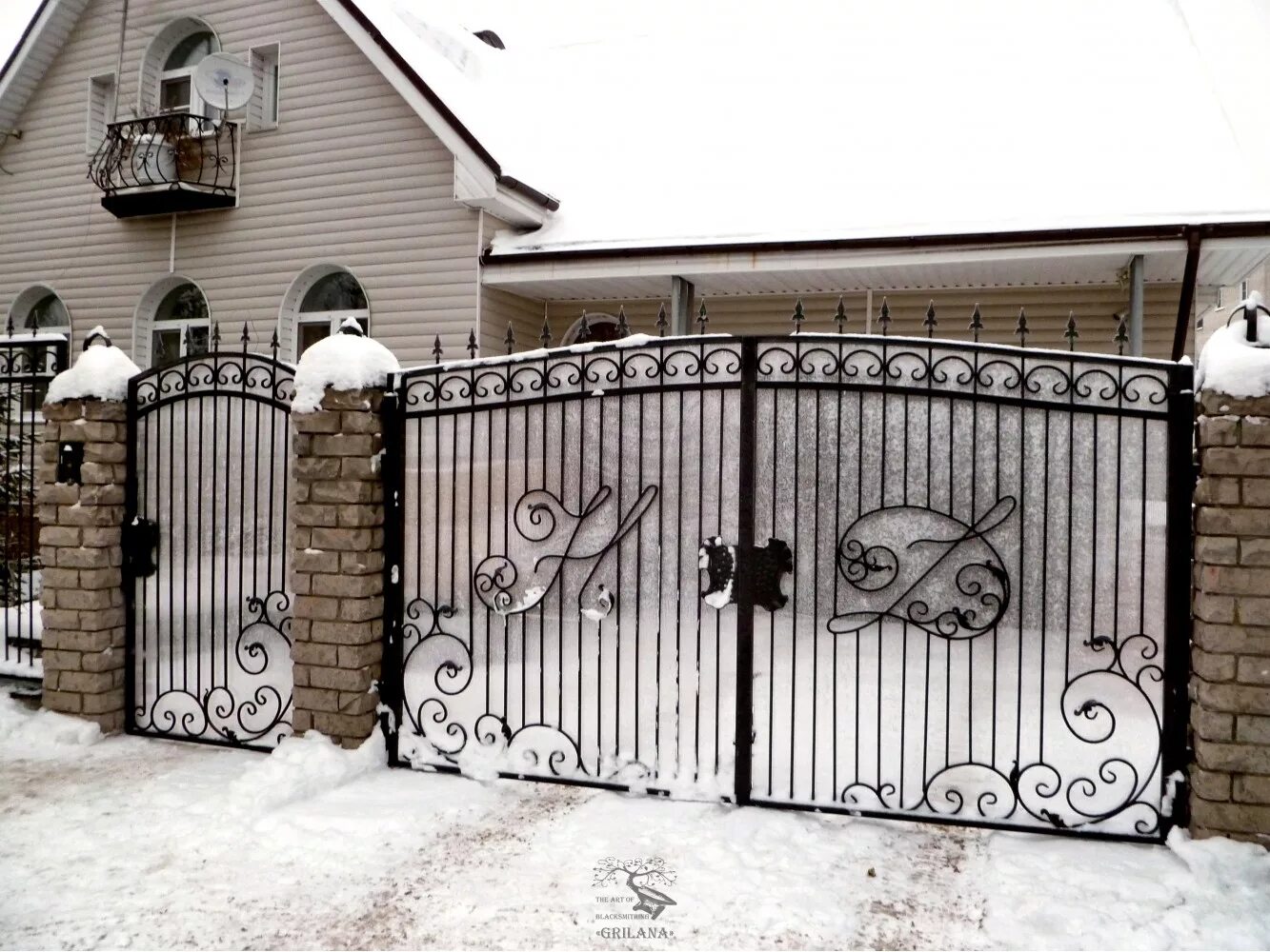 распашные ворота зимой