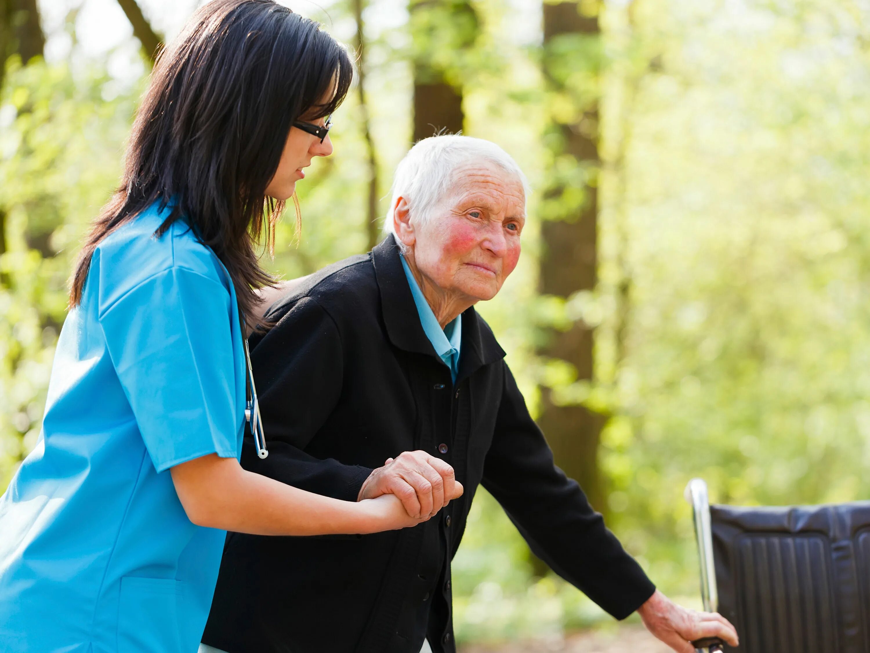 Добрая девушка помогла. Добрая девушка помогла. Мужчина помогает женщине. Женщина с комнатными цветами. Радостная женщина.