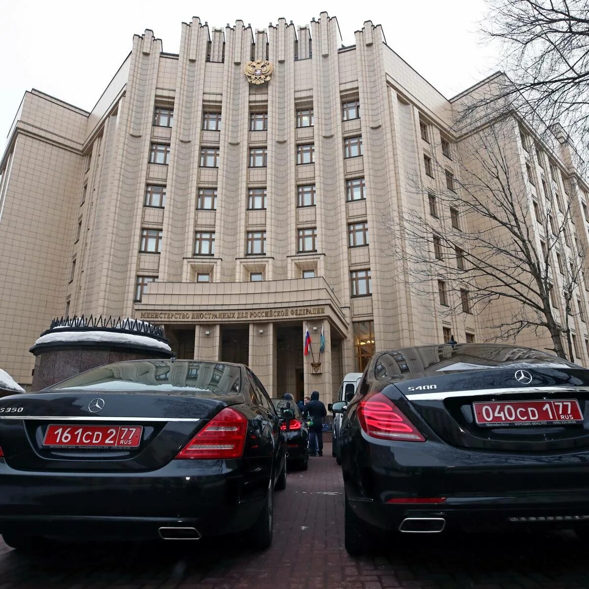 Мид авто. Мид авто. Дипломатические номера авто. Машины российского посольства в сша. Здание министерства иностранных дел россии.