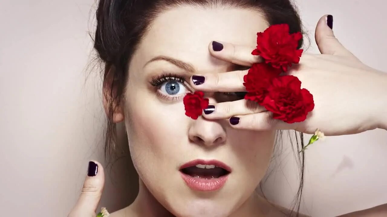 Довольное лицо девушки. Альтушка с закрашенным носиком. Itz_leska youtube лицо. Песня лицо. Лица песня ютуб.