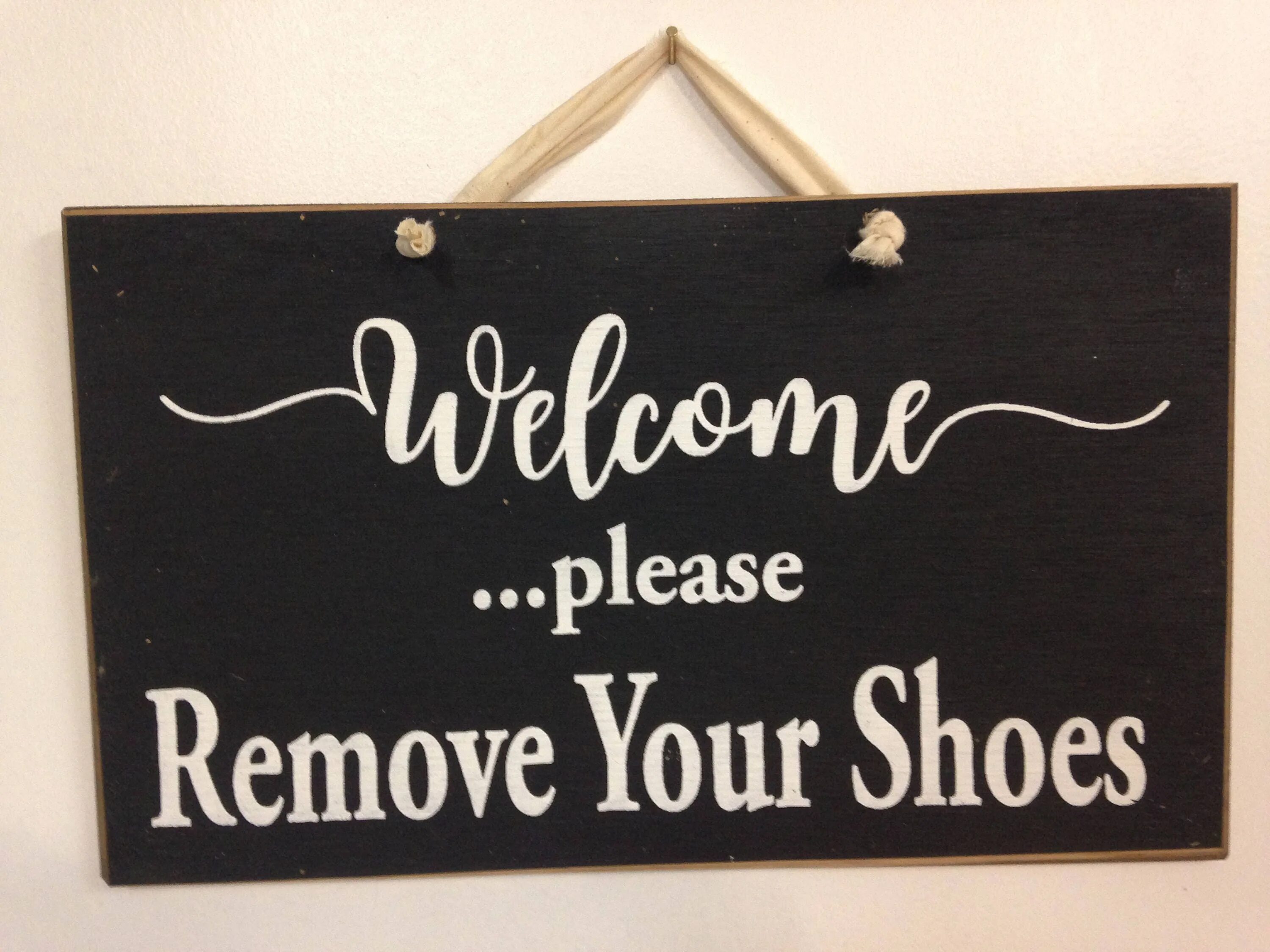Please remove. Please remove your shoes. keep off обувь. please clean your shoes. please remove the room.