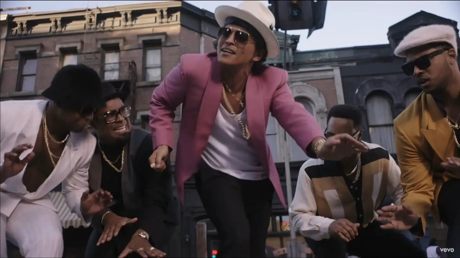 Mark ronson funk ft bruno mars. Bruno mars uptown funk. марк ронсон uptown funk. mark ronson bruno mars uptown funk. funky up bruno mars.