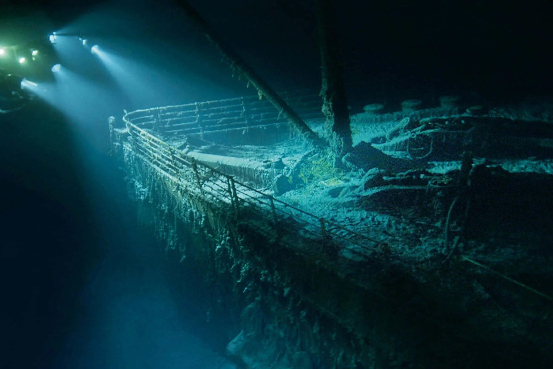Какой корабль затоплен. Затонувший Титаник. Фото затонувшего Титаника. Титаник тонет.