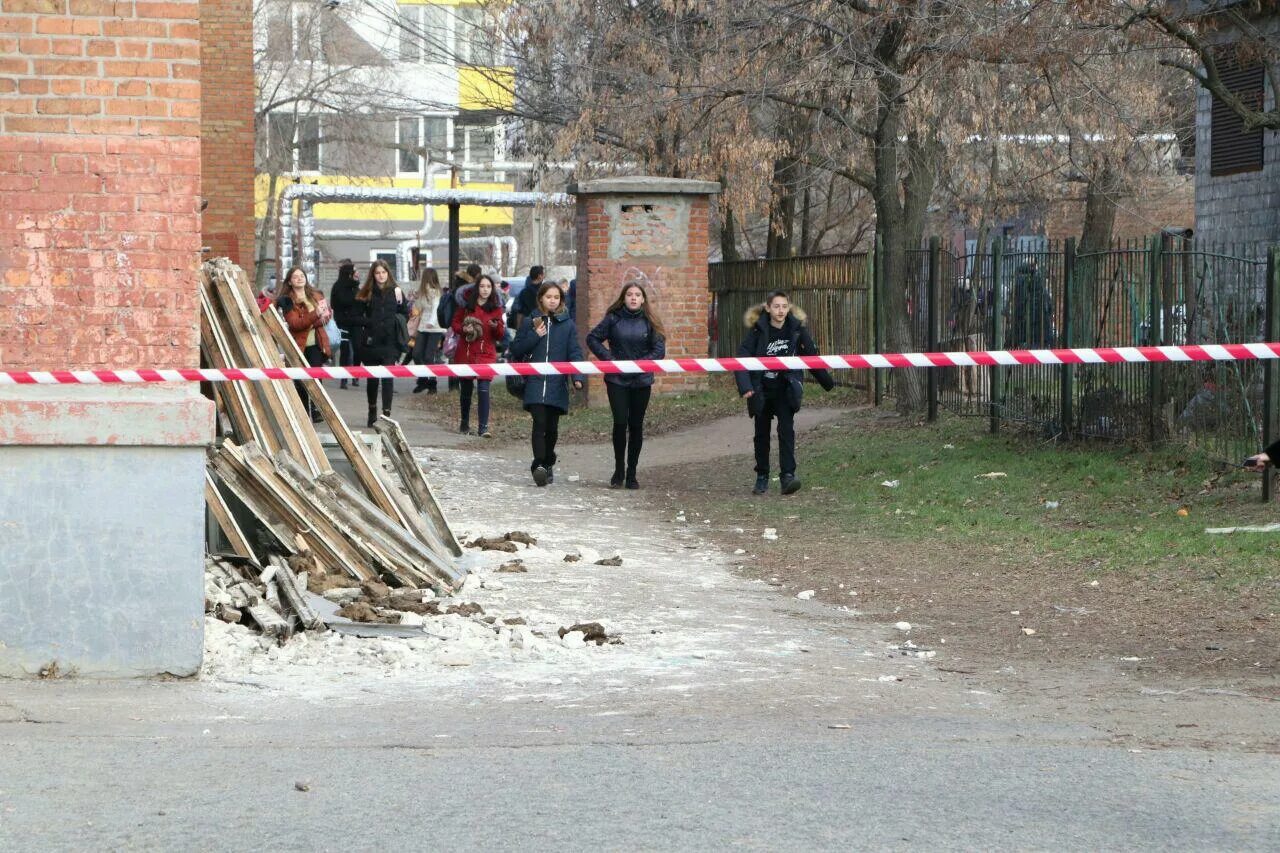 Заминировали школу. 3 Школу заминировали. Заминировали французская школа. В Молдове заминировали школу №15. Левый берег днепра новости