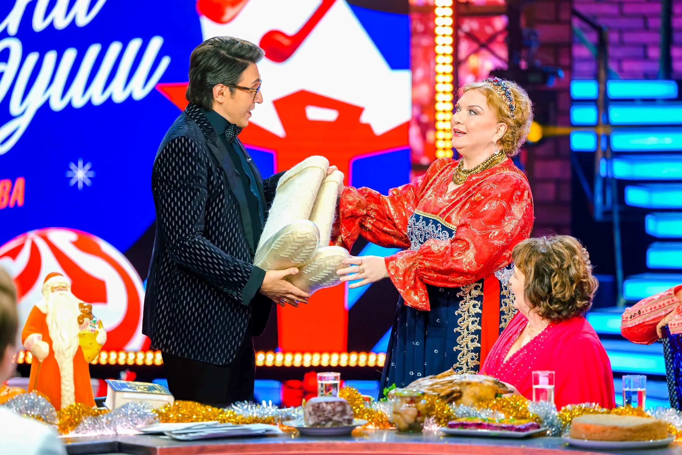 Новогоднее шоу. Новогоднее шоу андрея малахова. Шоу малахова. Новогодняя программа кадры. Новогодний выпуск программы песни от всей души.