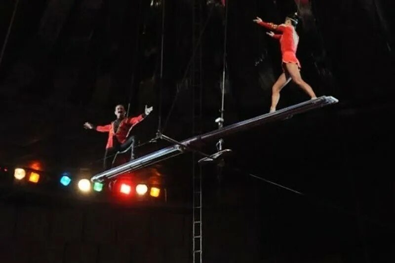 Циркач узкий путь. Виктор рощин цирк акробат. Канатоходец в цирке. Цирк арена канатоходцы. Елизавета садоха.