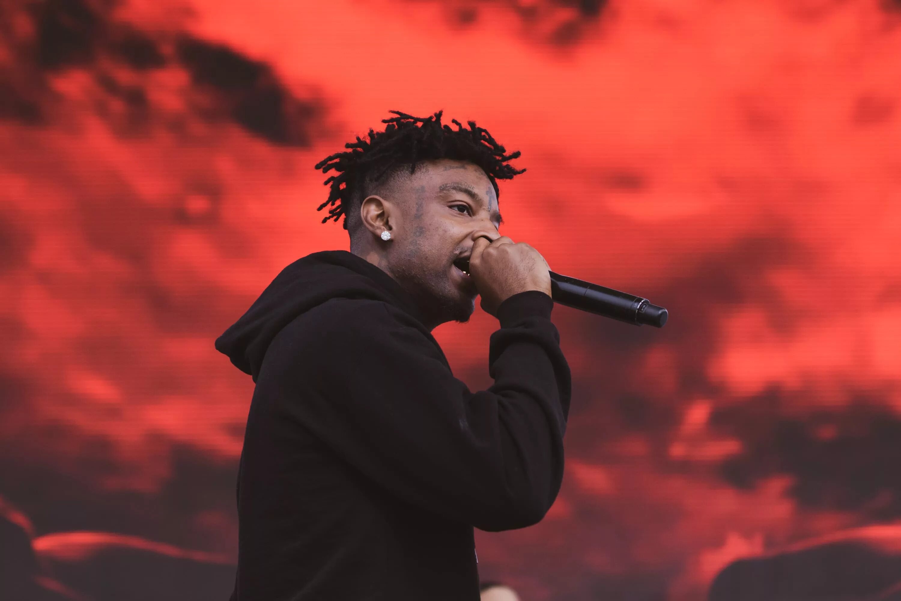 21 savage red. 21 savage. 21 savage 2025. 21 savage на аву. savage rapper.