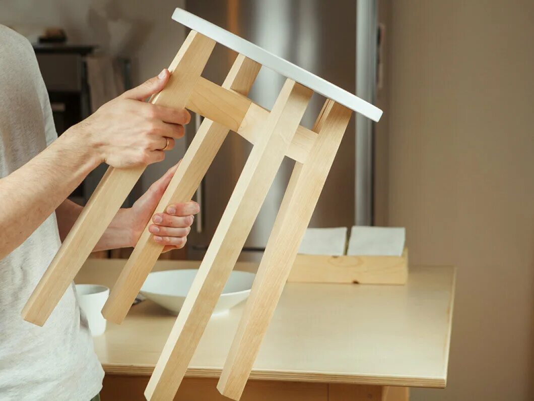 столяр мебели (на базе колледжа № 21 и колледжа № 27). мастер столярного и мебельного производства. за два дня плотник сделал 36 табуреток. столяр и ученик ремонтировали стулья. резной табурет из дерева.