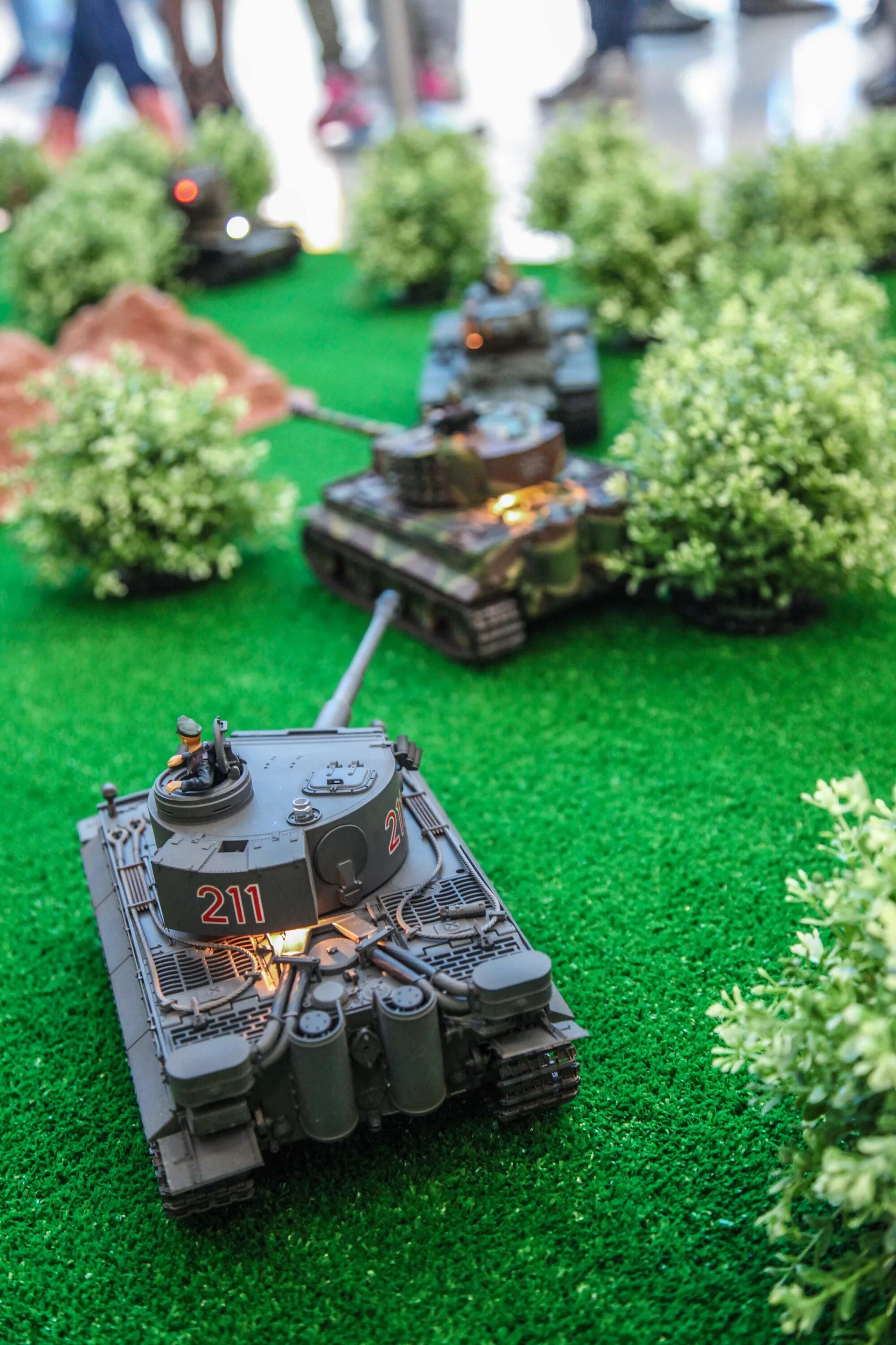 танковый бой на радиоуправлении танчики. декорации природы для танкового боя. танковый бой в реальности. танки на радиоуправлении танковый бой для троих. танковый бой.
