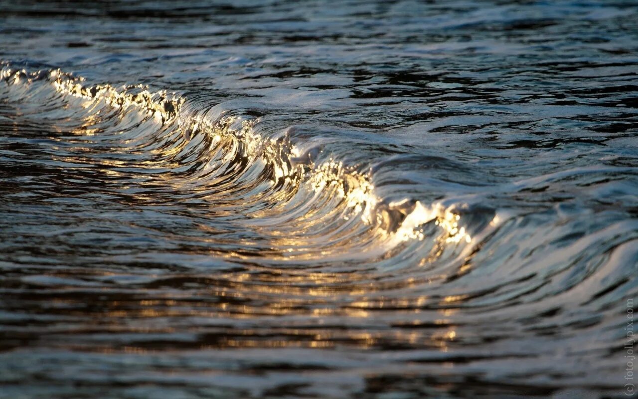 Непрерывный поток воды. Море, волны. Речная волна. Небольшие волны. Волны на поверхности воды.