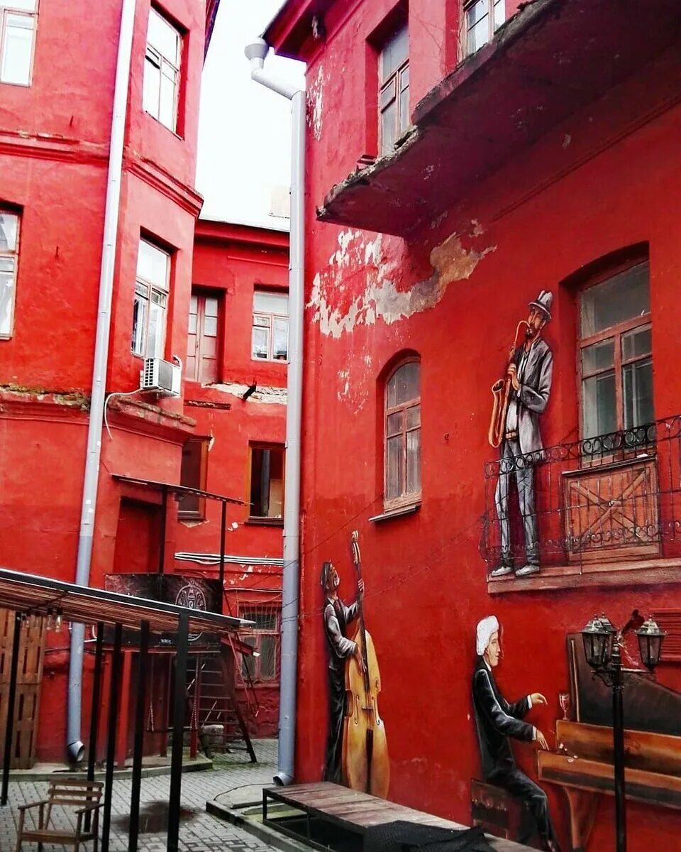 Город стена красная. Красный дворик Минск. Улица красная. Дом красный двор. Красная стена в Москве.