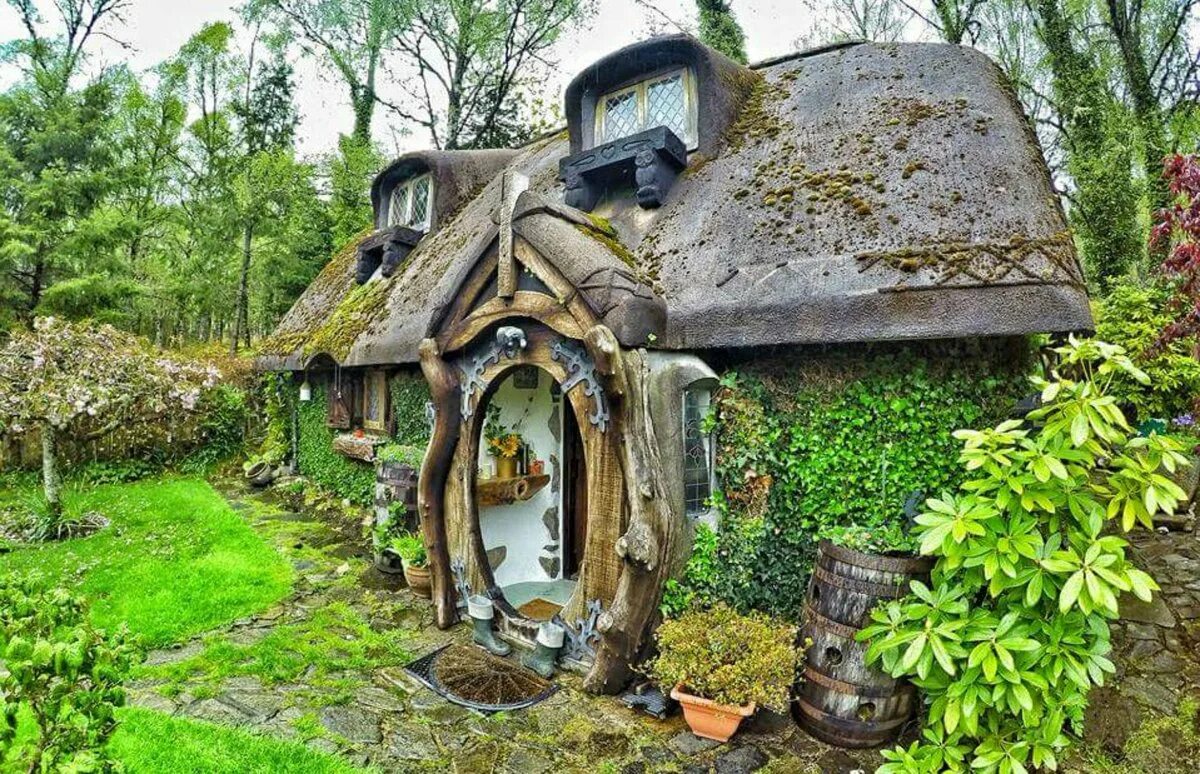 Саймон дейл дом хоббита. Двухэтажный домик на дереве. Домики которые можно жить. Домик для детей. Для настоящих людей домик.