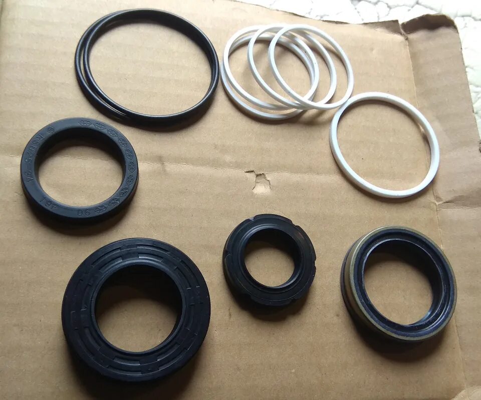 Сальник рулевой рейки верхний ford fusion. Сальник рулевой рейки форд фьюжн 1. Ремкомплект сальник рулевой рейки гольф 4. Сальник рулевой рейки. Сальник рулевой рейки mb 26х38х8.